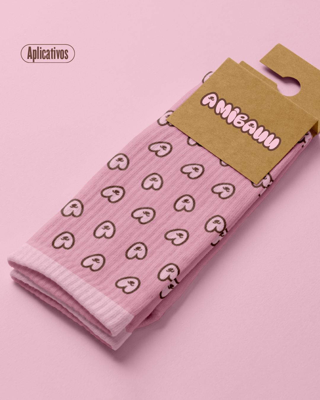 Calcetines rosas con el patrón del símbolo de AMIBAUU y su empaque de cartón