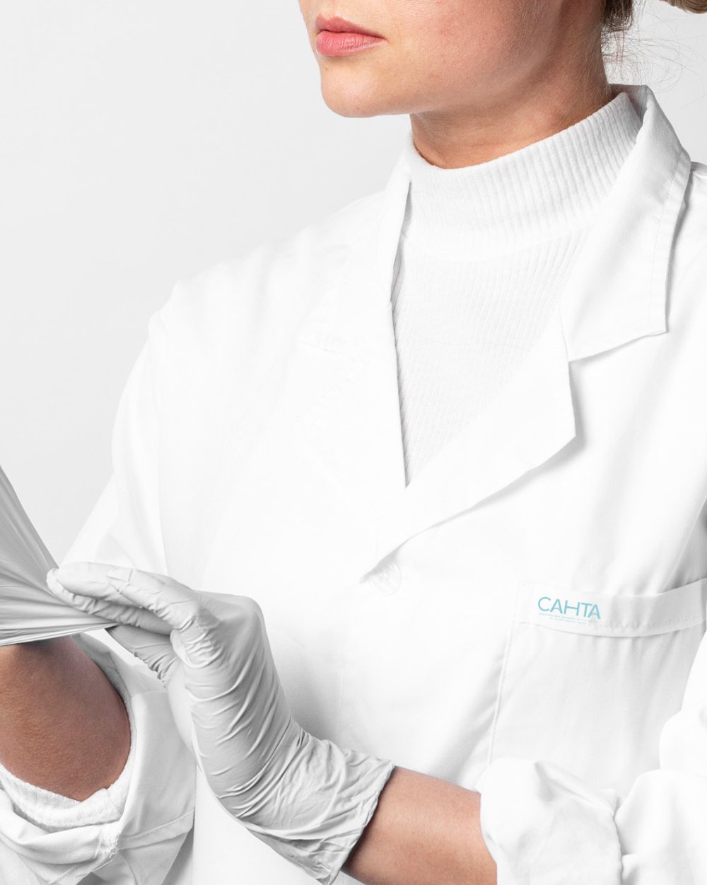 Bata blanca de laboratorio con el logo de CAHTA en el bolsillo