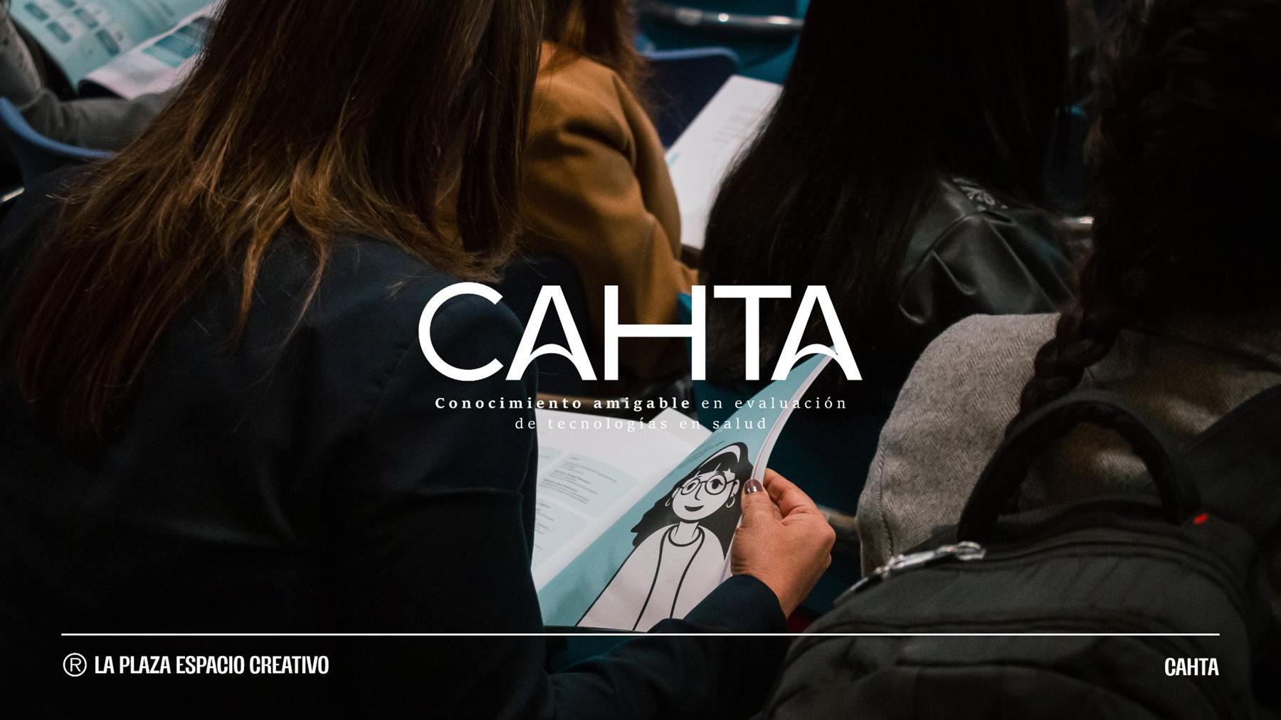 Mujer leyendo la cartilla de CAHTA en un evento, con el logo de CAHTA encima