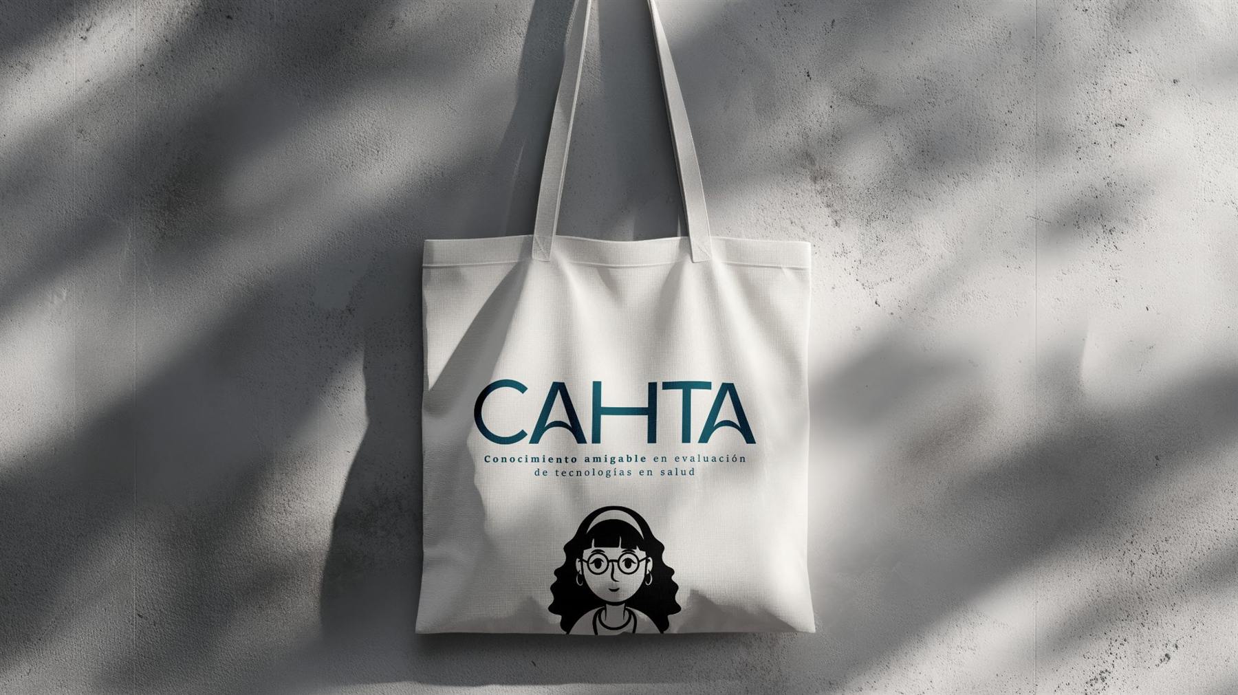 Bolsa de tela con el logo de CAHTA colgada de un muro de concreto