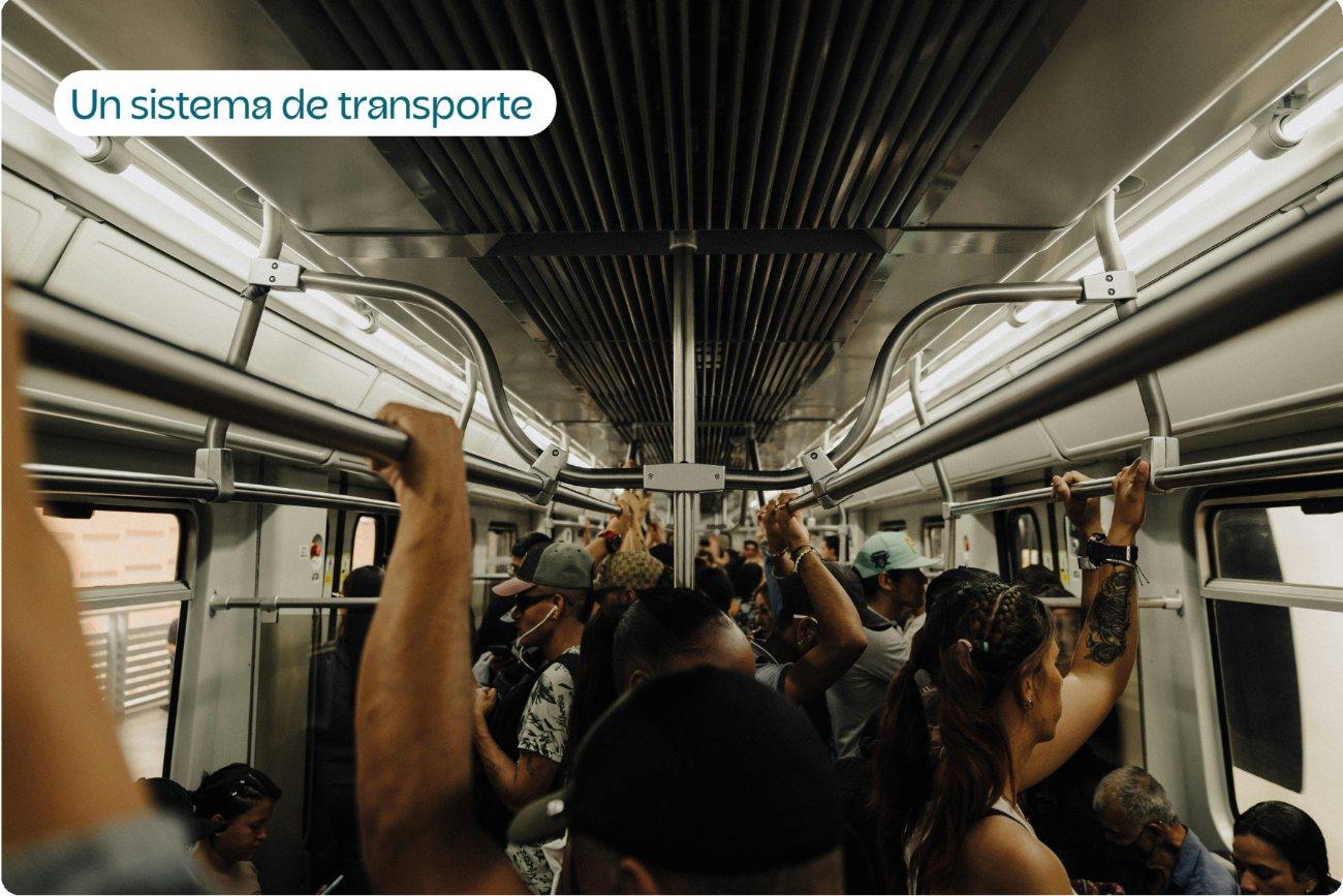 Vagón de metro lleno de personas, con la etiqueta Un sistema de transporte