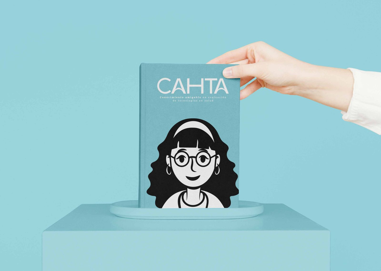 Libro de CAHTA sostenido por una mano