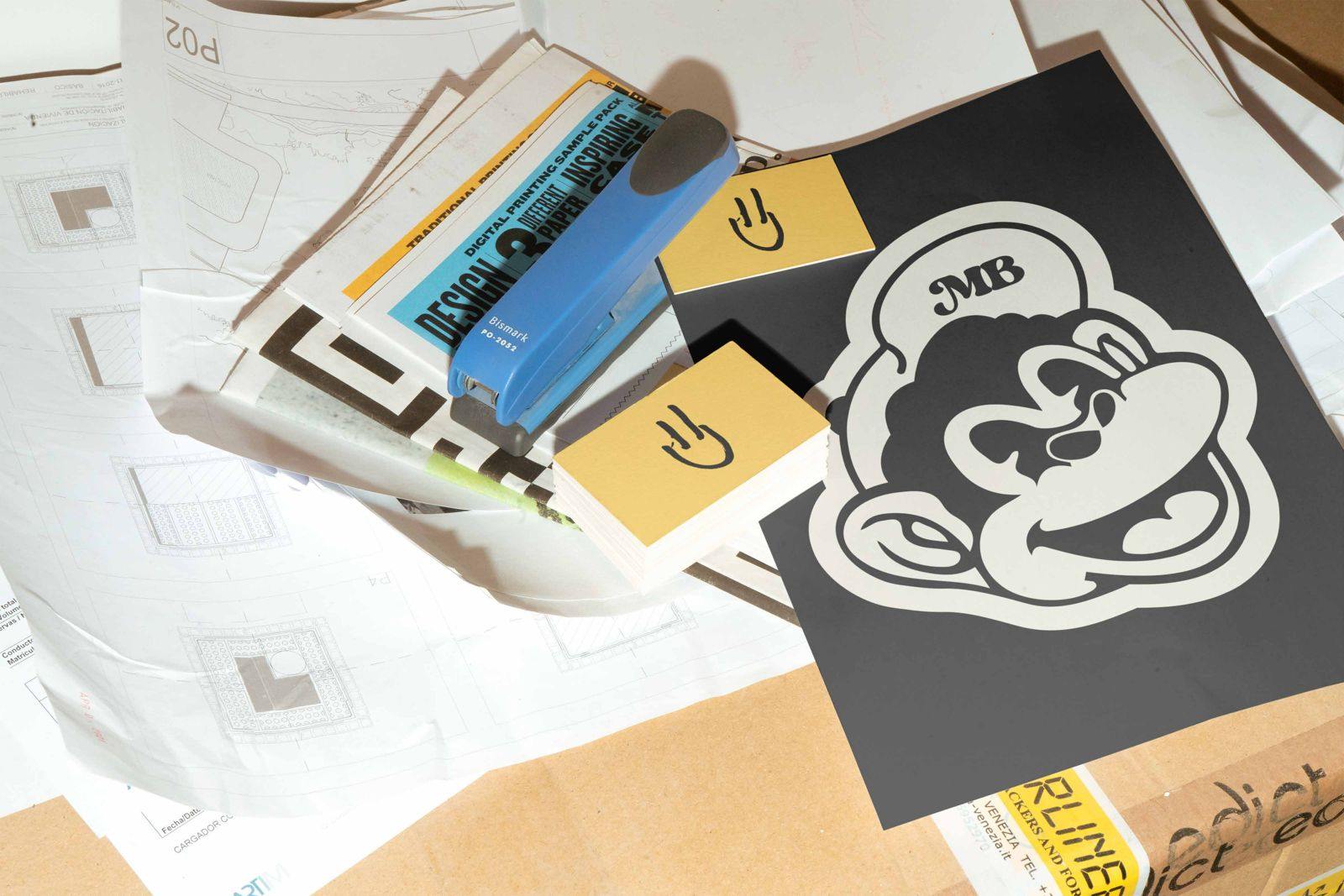 Papelería de Monkey Burger sobre un escritorio