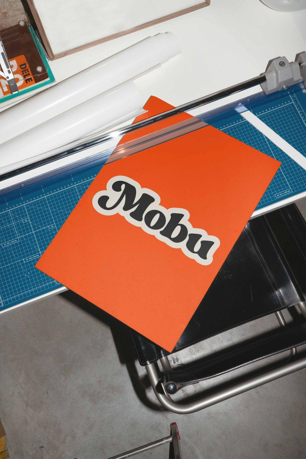 Afiche naranja con la palabra Mobu