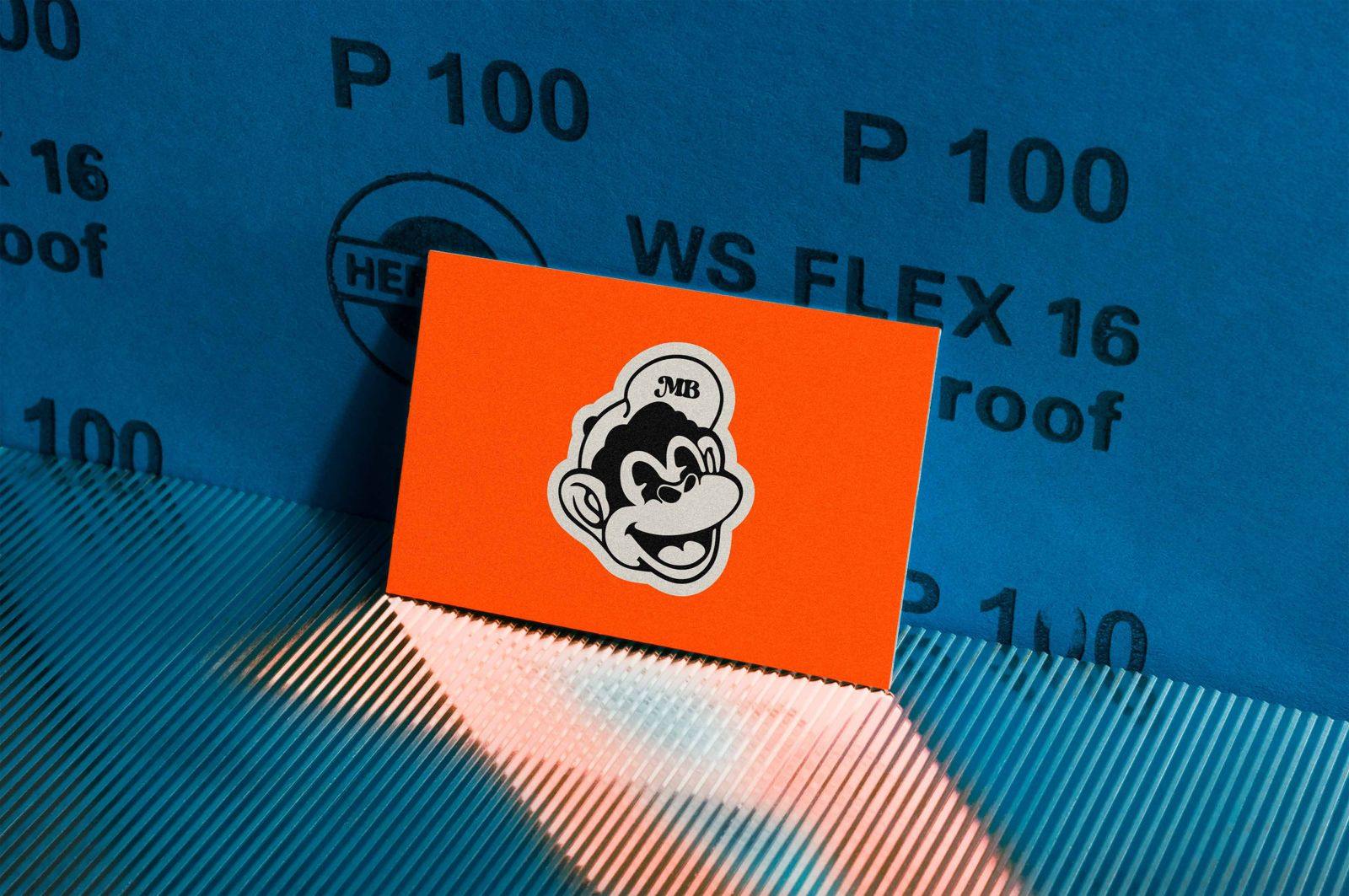 Tarjeta naranja con el personaje de Monkey Burger