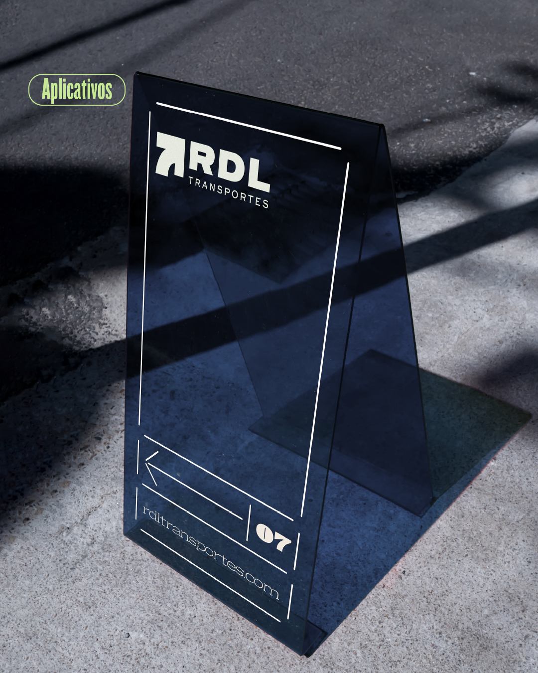 Soporte de acrílico transparente con el logo de RDL Transportes