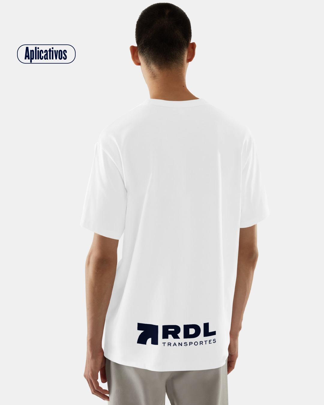 Camiseta blanca con el logo de RDL Transportes en la espalda