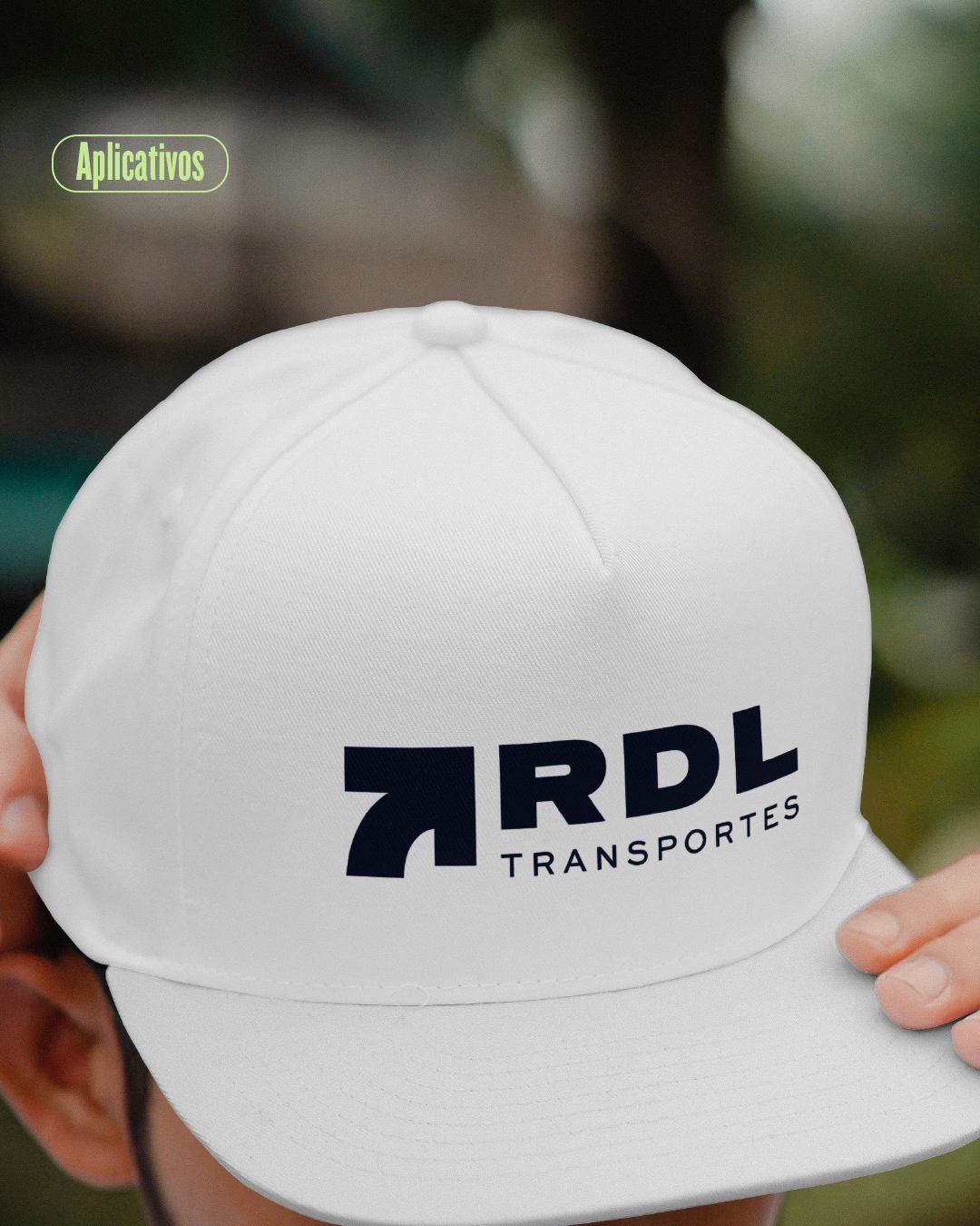 Gorra blanca con el logo de RDL Transportes