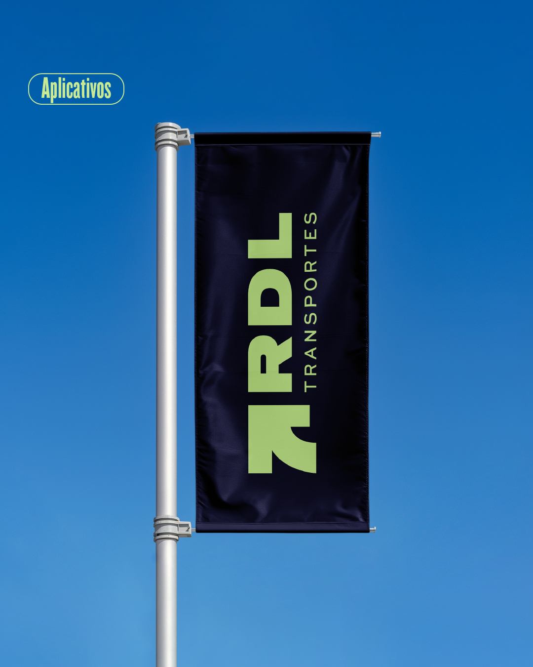 Pendón azul marino con el logo de RDL Transportes en un poste