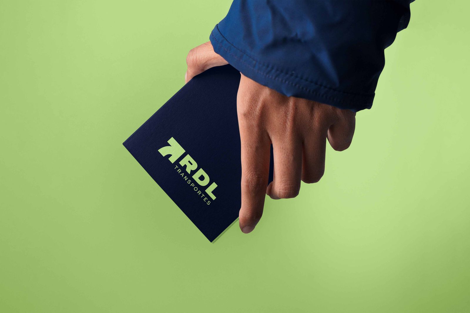 Libreta de RDL Transportes en una mano