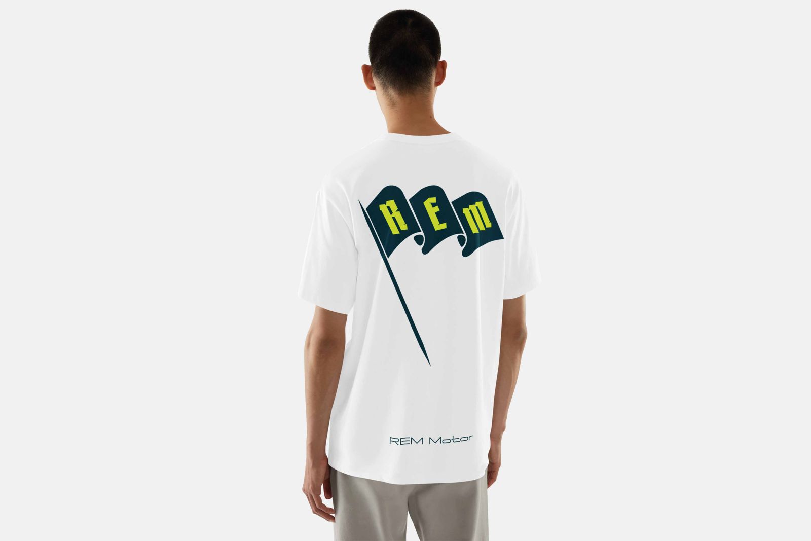 Camiseta blanca con la bandera de REM Motor